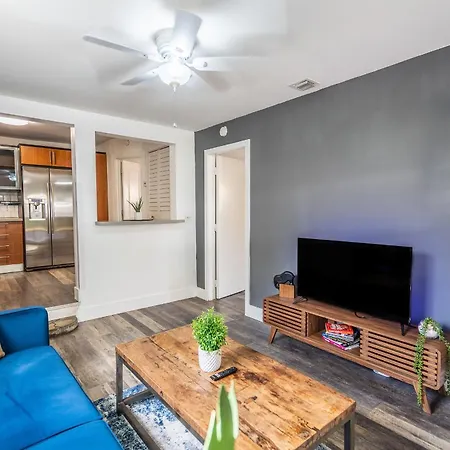 2 Bd Home W/ Private Parking, Private Yard & W/D